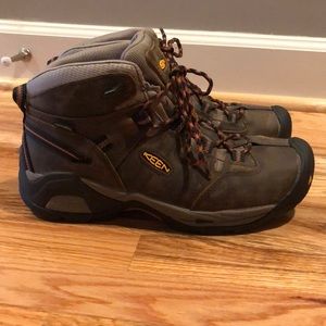 Excellent condition keen men’s size 9 1/2. Waterproof!
